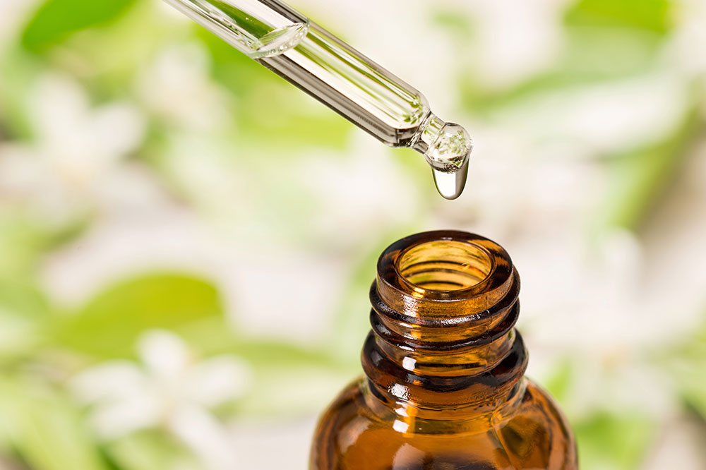 5 Essential Oils for Dandruff and Dry Scalp